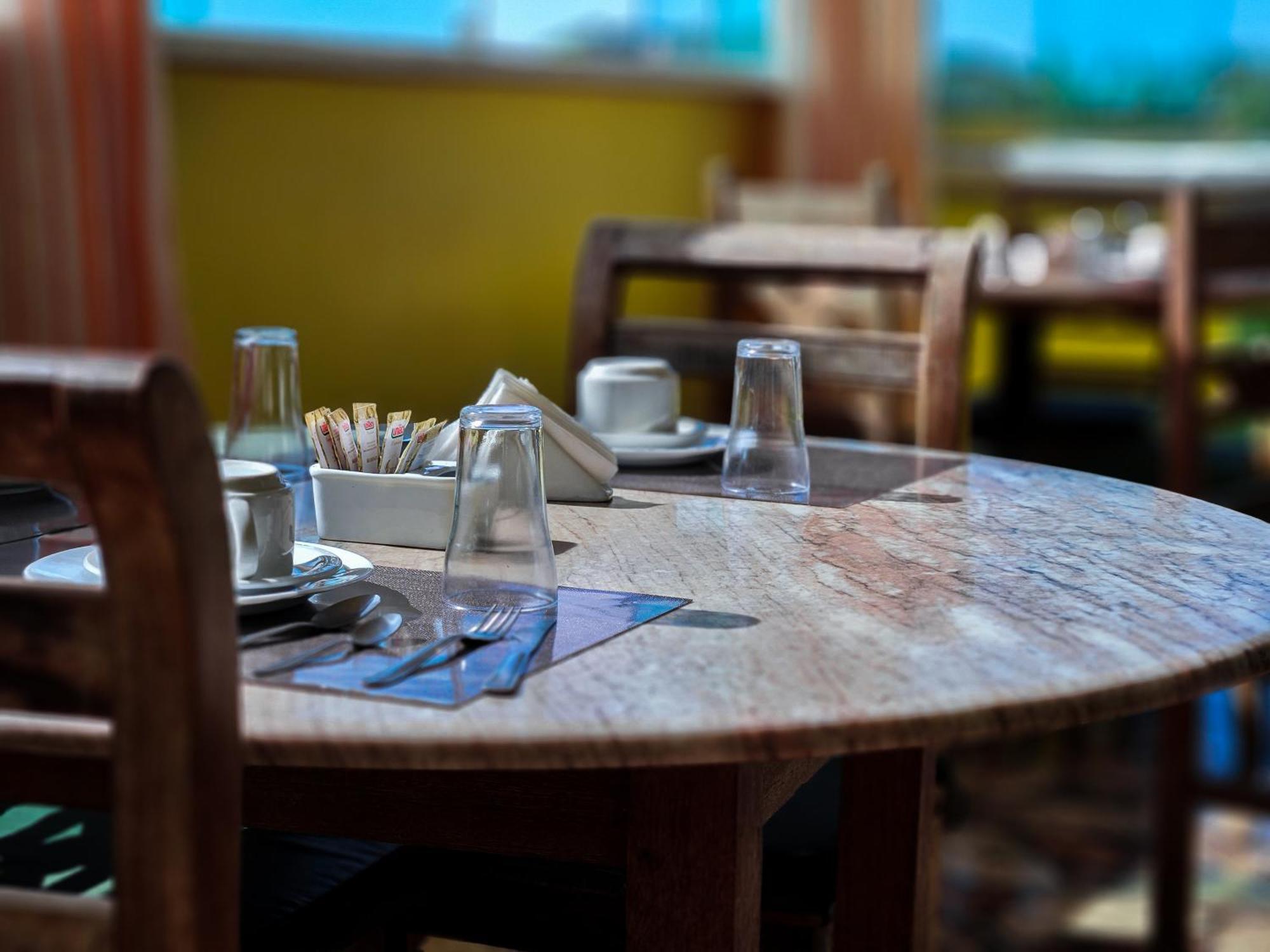 Bella Vista Ocean View Hotel Armacao dos Buzios ภายนอก รูปภาพ A restaurant table