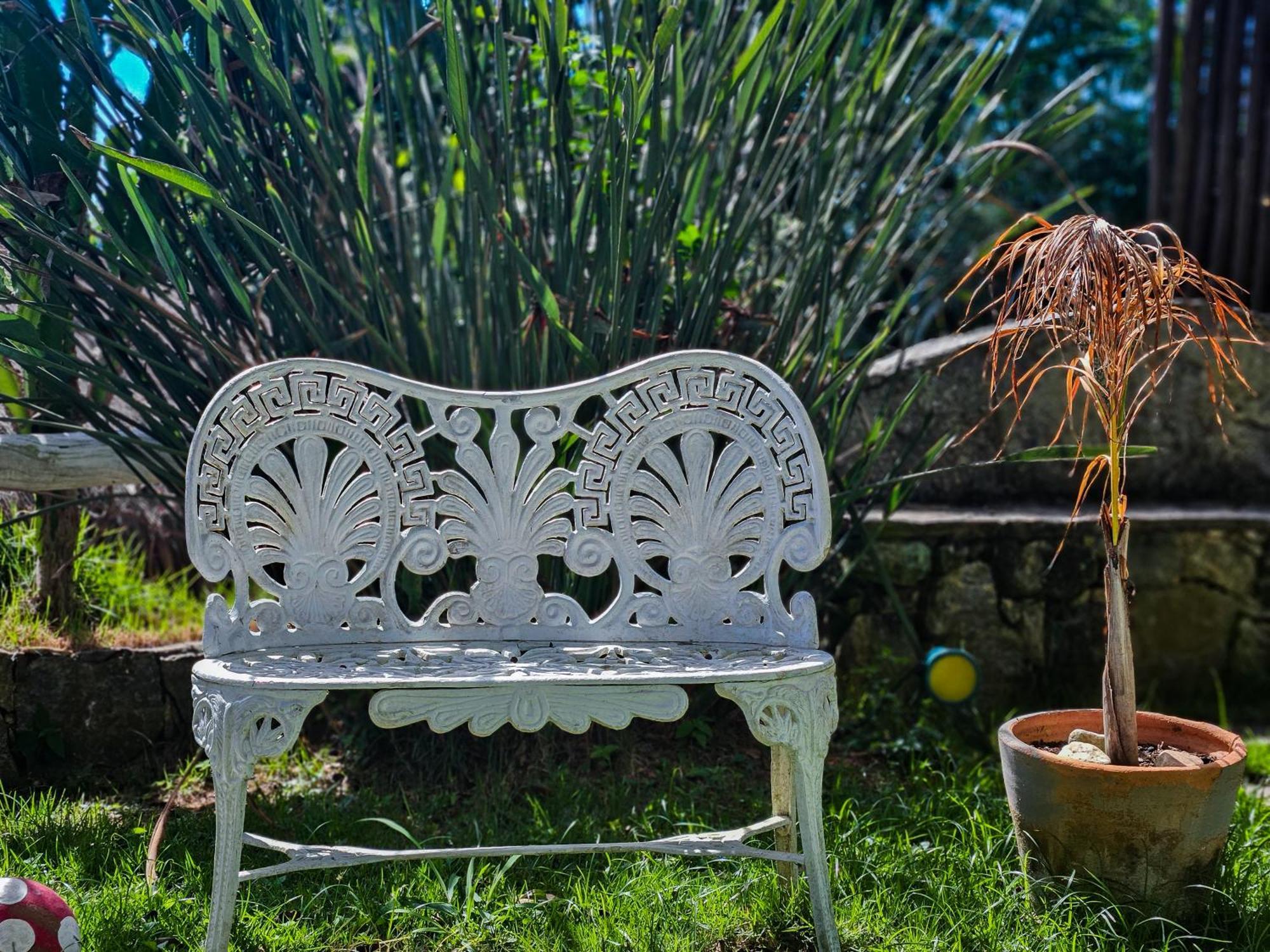 Bella Vista Ocean View Hotel Armacao dos Buzios ภายนอก รูปภาพ A white cast iron bench