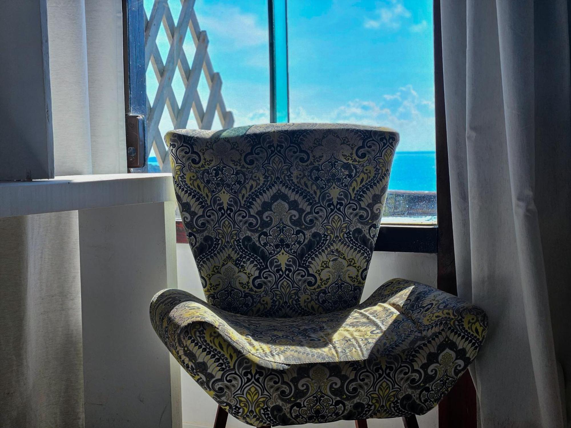 Bella Vista Ocean View Hotel Armacao dos Buzios ภายนอก รูปภาพ A chair in a hotel room