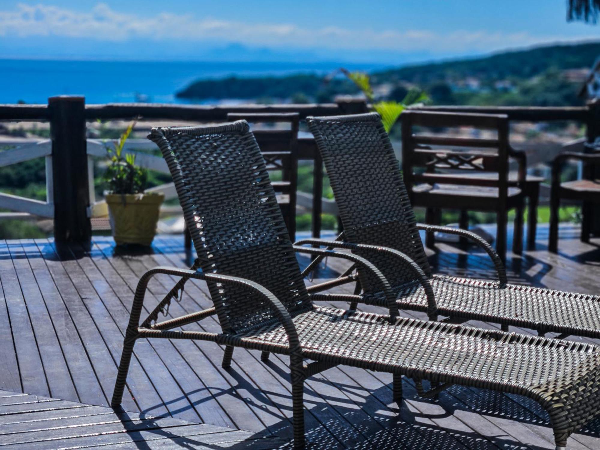Bella Vista Ocean View Hotel Armacao dos Buzios ภายนอก รูปภาพ A view of the ocean from the deck of a home in the community