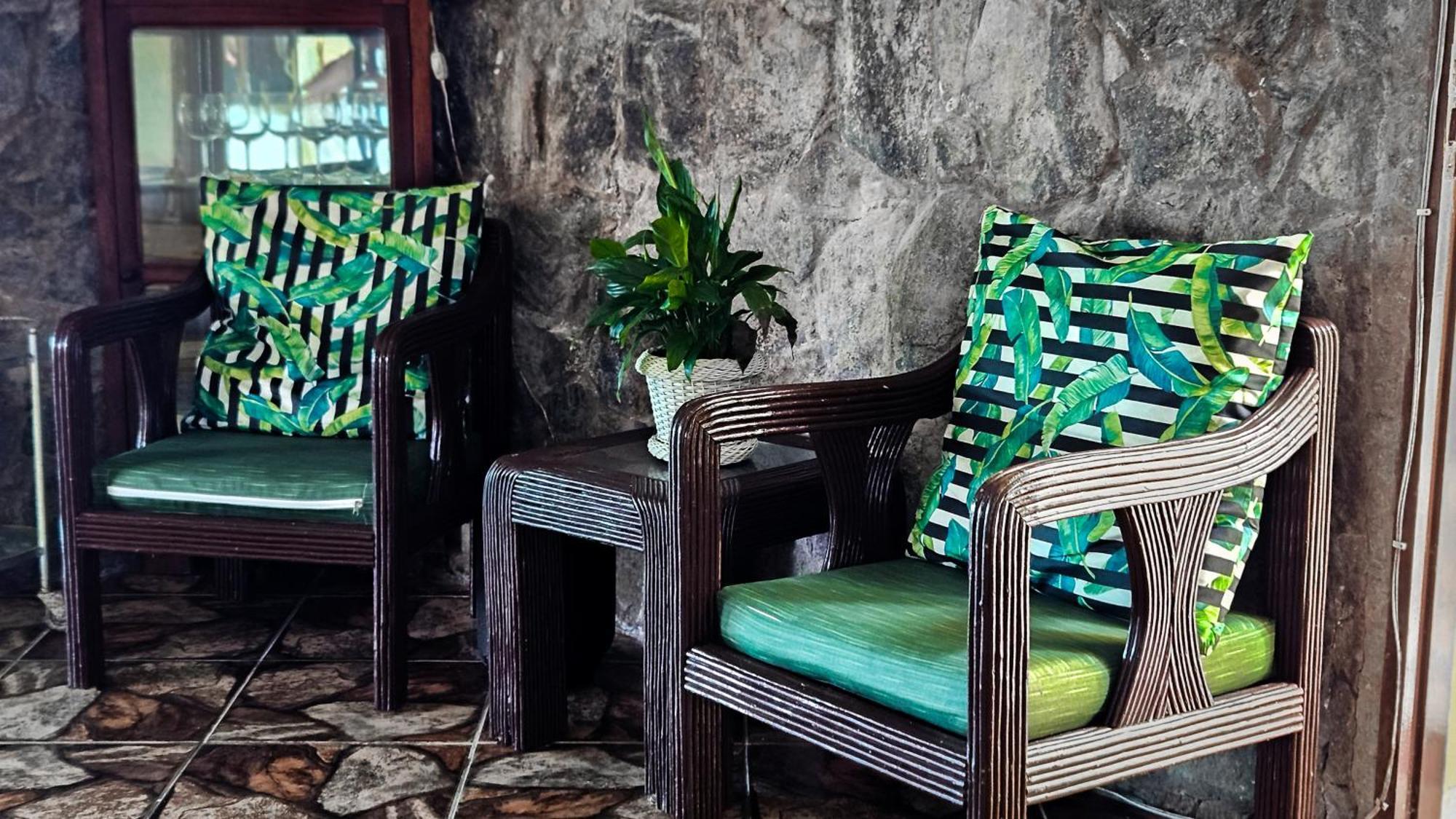 Bella Vista Ocean View Hotel Armacao dos Buzios ภายนอก รูปภาพ A set of rattan furniture